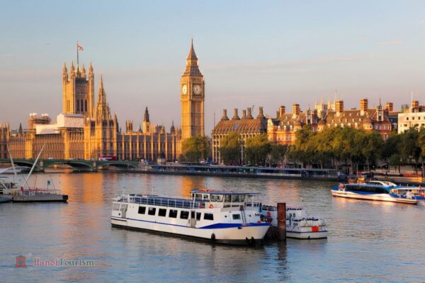 Du thuyền trên sông Thames